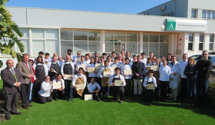 Los 45 alumnos participantes en los Itinerarios de Cocina y Camarero de Sala de la Escuela de Hostelería de Islantilla (Huelva) reciben los diplomas acreditativos conducentes a certificado profesional.