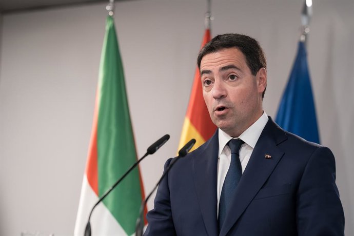 El lehendakari, Imanol Pradales, durante una rueda de prensa, en el Palacio de la Moncloa, a 27 de marzo de 2026, en Madrid 