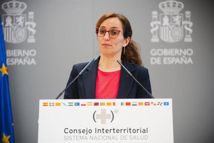 La ministra de Sanidad, Mónica García, ofrece declaraciones a los medios tras el pleno del Consejo Interterritorial del Sistema Nacional de Salud (CISNS), en el Ministerio de Sanidad.