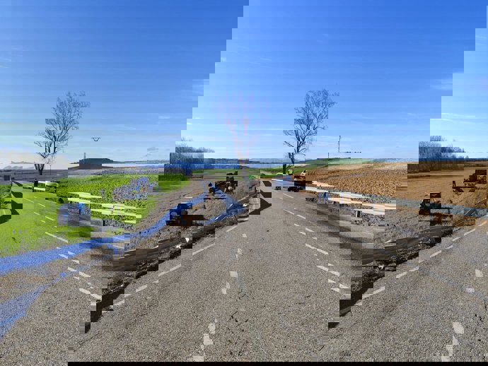 Un muerto y dos heridos tras chocar un turismo y un camión en la P-227 en La Vid de Ojeda (Palencia)