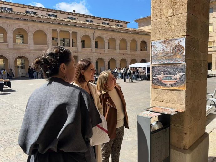 La vicepresidenta y consellera insual de Cultura y Patrimonio, Antónia Roca, y la directora insular de Patrimonio, Maribel Arnau, en el Festival de Cultura Clásica Maremagnum