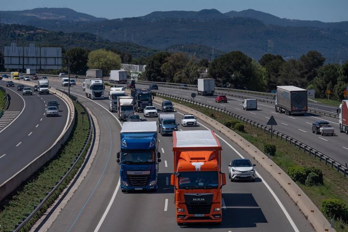 Archivo - Arxiu - Trànsit durant l'operació eixida de Setmana Santa, en l'AP-7, a 17 d'abril del 2025, a Sant Cugat, Barcelona, Catalunya (Espanya). 