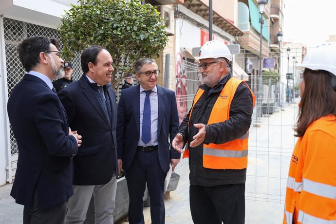 El president de la Generalitat Juanfran Pérez Llorca (C), ha visitat les obres de remodelació de la calle Pintor Picasso de Sant Vicent de Raspeig