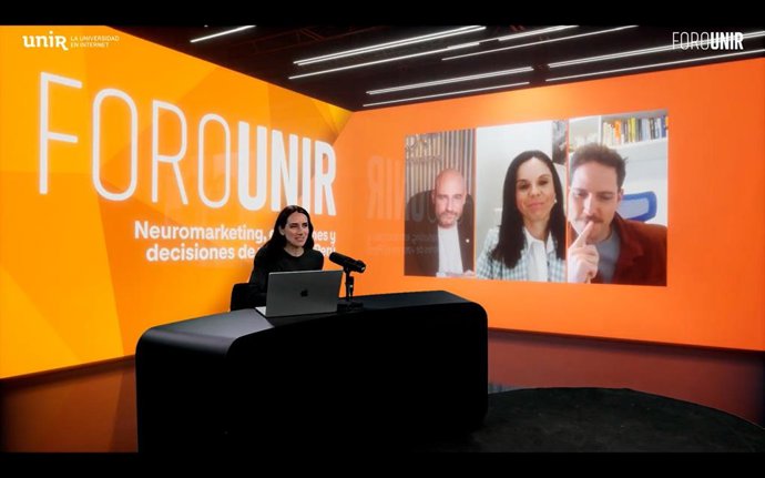 Ana Gugel, moderadora, y en pantalla los tres expertos participantes en el foro virtual organizado por la Universidad Internacional de La Rioja (UNIR).