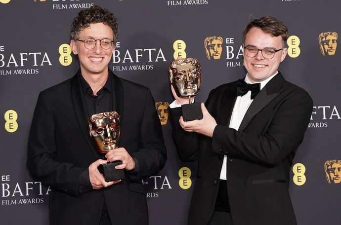 Archivo - 22 February 2026, United Kingdom, London: American filmmaker David Borenstein (L) and Russian director Pavel Talankin pose with their award for Best Documentary for Mr Nobody Against Putin during the 79th British Academy Film Awards at the Royal