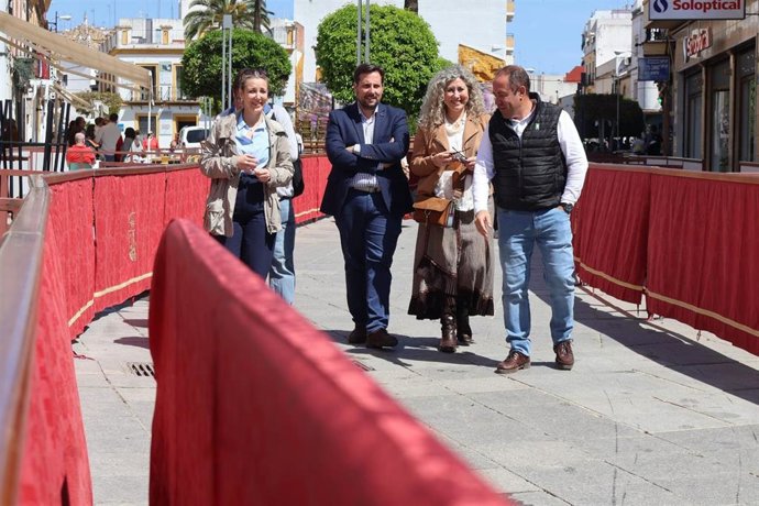 La alcaldesa de Alcalá de Guadaíra (Sevilla), Ana Isabel Jiménez, el presidente del Consejo de Hermandades y Cofradías, Enrique Ruiz, y la delegada de Fiestas Mayores, Rocío Bastida, visitan el montaje de la Carrera Oficial.