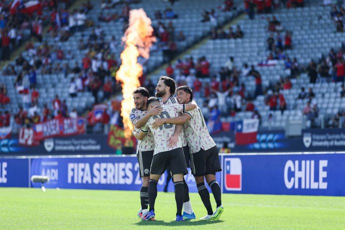 Futbol, Chile vs Cabo Verde Partido amistoso en Nueva Zelanda 2026 Ben Brereton, de Chile, celebra tras marcar un gol durante el partido Chile vs. Cabo Verde, correspondiente al Torneo de la Serie FIFA, disputado en Eden Park, Auckland, Nueva Zelanda, el