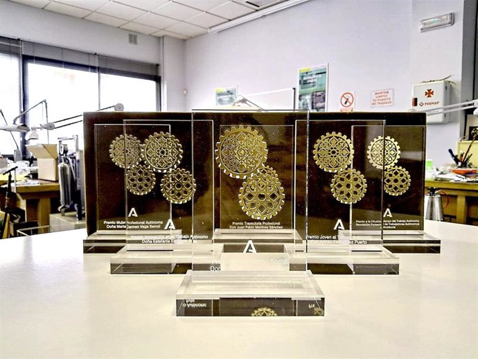 Los premios, tras su elaboración en la Escuela de Joyería de Córdoba, antes de entregarlos.