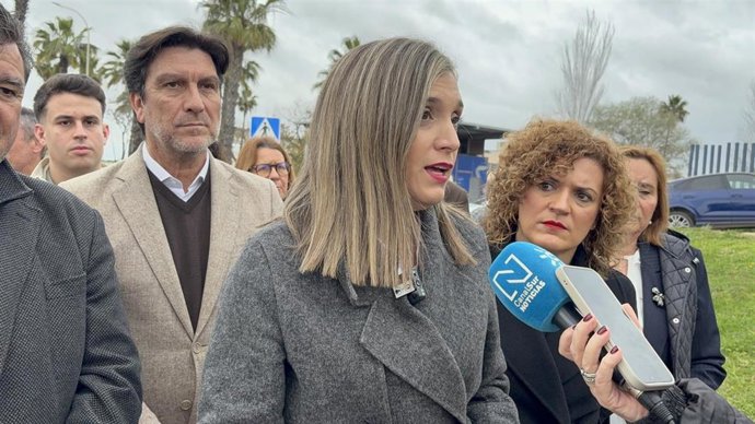La vicesecretaria general del PSOE-A, María Márquez, atiende a los medios en Huelva. (Foto de archivo).
