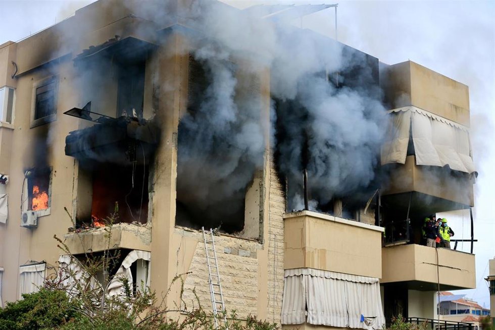 Bomberos extinguen un incendio tras un ataque de Israel en Sidón, sur de Líbano