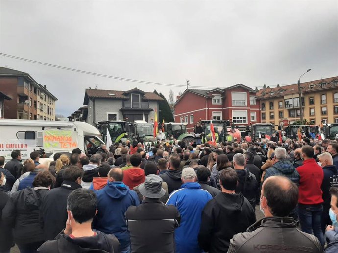 Archivo - Una concentración de ganaderos por el bajo precio de la leche.-ARCHIVO