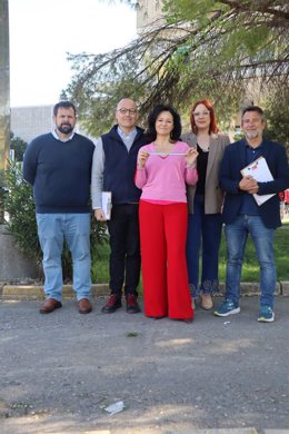 Crespín (centro), con otros cargos públicos y orgánicos del PSOE, junto al Hospital Provincial.