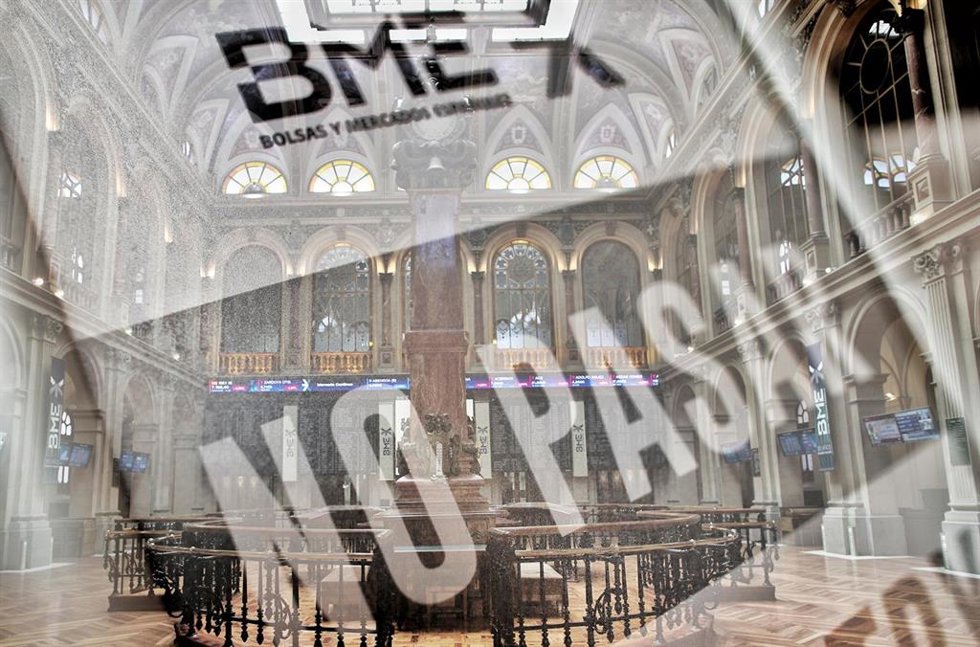 Archivo - Cartel de 'No pasar' en el interior de la Bolsa de Madrid (España), a 27 de julio de 2020.