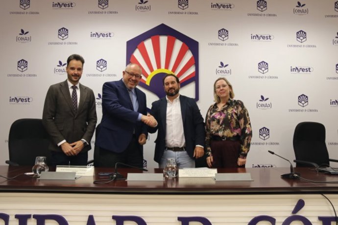 Manuel Torralbo (segundo por la izda.) y Felipe Molina (tercero), junto a representantes de la Facultad de Veterinaria.