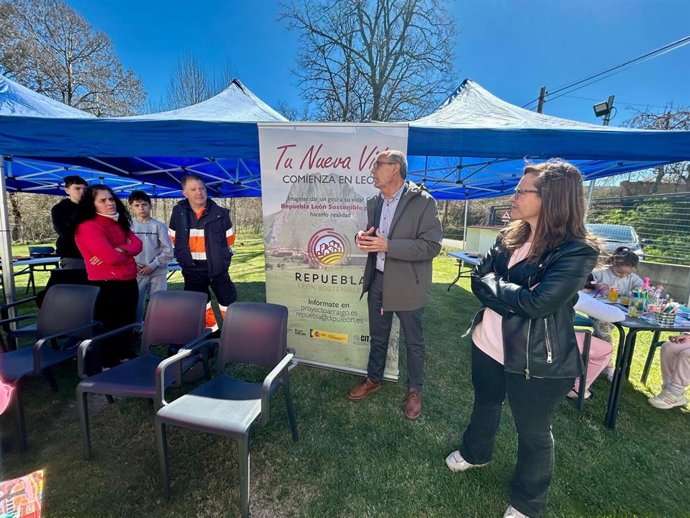 El diputado de Derechos Sociales y Territorio Sostenible, Francisco Javier Álvarez, ha visitado este viernes el establecimiento reabierto en Viforcos gracias al Proyecto Repuebla.