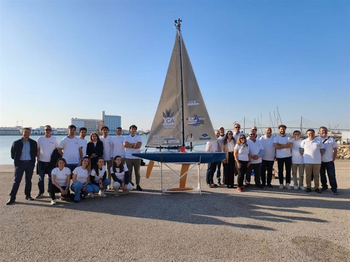 Presentación del primer velero autónomo de alta tecnología para navegar sin tripulación realizado por la UCA.