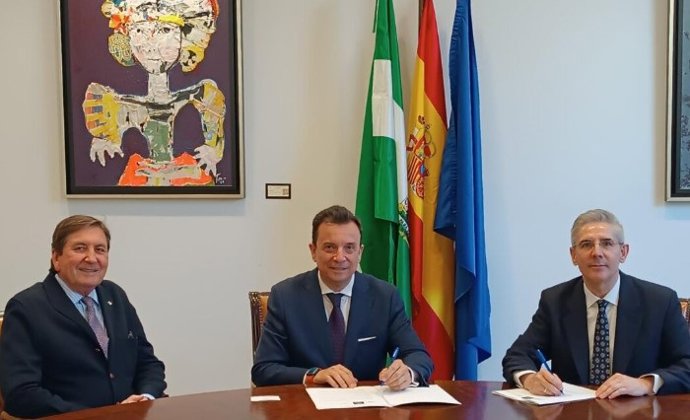 Firma entre los representantes de la Fundación Social y Cultural de Caja Rural del Sur y del Palacio de Congresos.