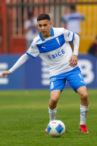 Futbol, Universidad Catolica vs Huachipato  Fecha 14, Liga de Primera 2025. El jugador de Universidad Catolica Fernando Zuqui, controla el balon durante el partido de primera division disputado en el Estadio Santa Laura, en Santiago de