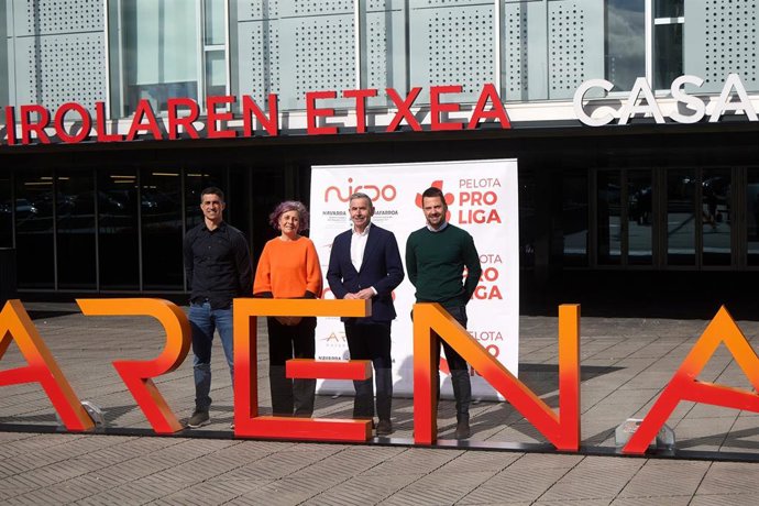 De izquierda a derecha: el subdirector de Atención a Entidades y Rendimiento Deportivo, Xabier Larraya; la consejera Esnaola; el consejero delegado de Pelota Pro Liga, Joserra Garai; y Ramón Urdiáin, director gerente