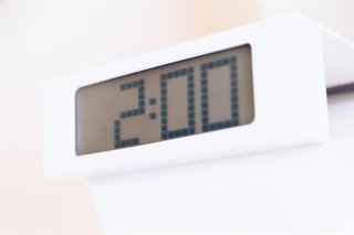 Archivo - Arxiu - Un despertador que marca les 2.00 hores, a 28 d'octubre del 2023, a Madrid (Espanya).