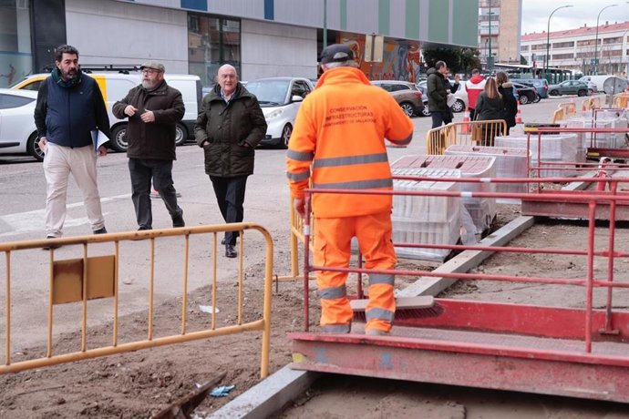 El alcalde de Valladolid, Jesús Julio Carnero, y varios concejales visitan las obras en la calle Arca Real, en el barrio de Las Delicias.
