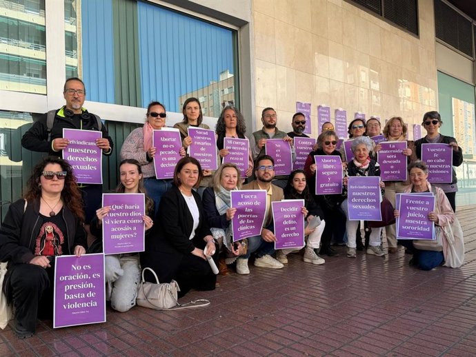 Concentración ante una clínica en Córdoba en defensa del derecho a la interrupción voluntaria del embarazo.