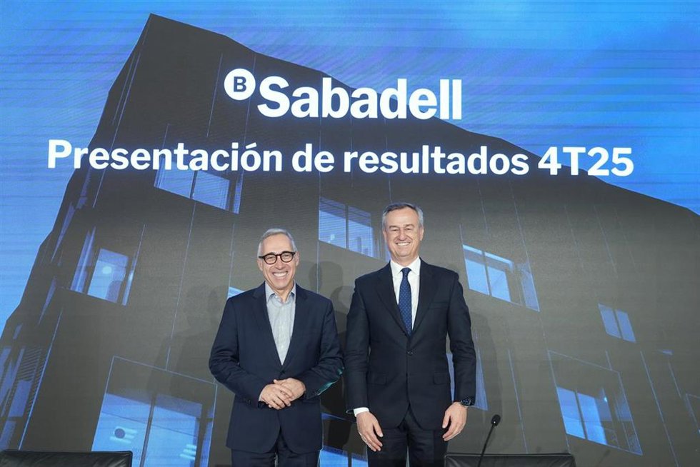 Archivo - El hasta ahora CEO del Banco Sabadell, César Gónzalez-Bueno (d), y su futuro sustituto en el cargo, Marc Armengol (i), durante una rueda de prensa para presentar los resultados de la entidad