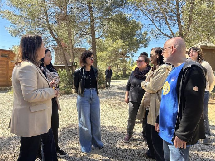 La ministra de Juventud e Infancia, Sira Rego, visita las Colonias Dana de Buñol y Alborache, impulsadas por la Federación de Asociaciones de Madres y Padres de Alumnos (FAMPA), a 27 de marzo de 2026, en Valencia (España).