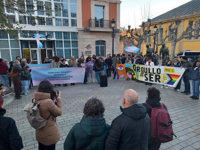 Una concentración clama "por la visibilidad, dignidad y resistencia" del colectivo trans