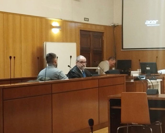 Archivo - El guardia civil acusado, de espaldas, en el banquillo de la Audiencia de Valladolid donde este jueves el juicio por delito continuado de descubrimiento y revelación de secretos ha quedado visto para sentencia.