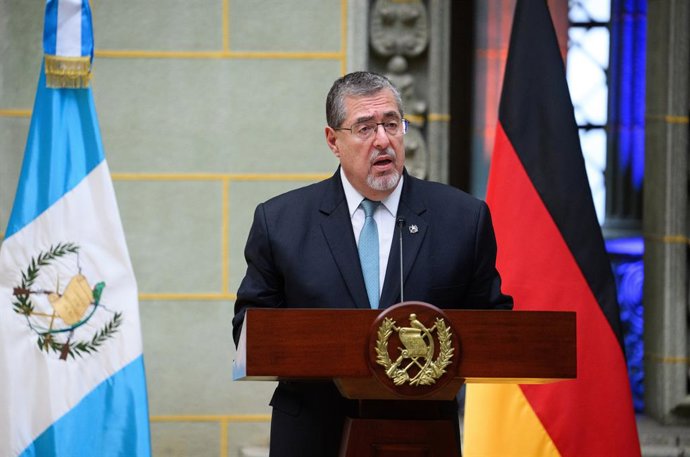 17 de março de 2026, Guatemala, Cidade da Guatemala: O presidente da Guatemala, César Bernardo Arévalo de León, discursa durante uma coletiva de imprensa conjunta com o presidente alemão Frank-Walter Steinmeier, após suas conversações no palácio presidenc