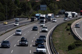 Archivo - Arxivo - Tràfic durant l'operació sortida de Setmana Santa, en l'AP-7, en una imatge d'arxiu