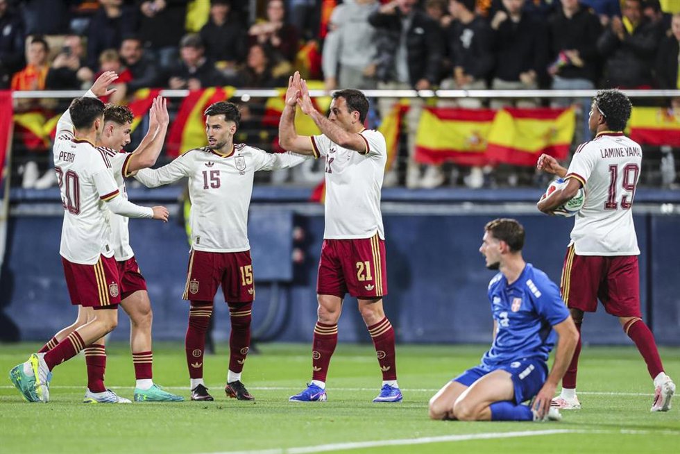 Mikel Oyarzabal celebra con sus compañeros un gol en el amistoso España-Serbia