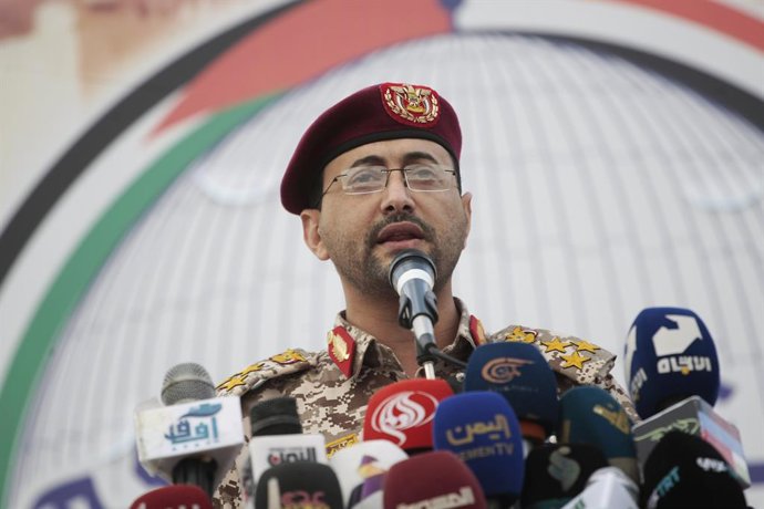 Archivo - Arquivo - 15 de dezembro de 2023, SANAA, Sanaa, Iêmen: O porta-voz militar houthi, Yahya Saree, discursa na manifestação... Os houthis do Iêmen, apoiados pelo Irã, afirmaram ter disparado mísseis contra dois navios no Mar Vermelho na sexta-feira