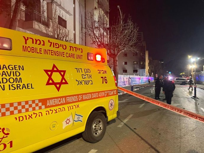 Ambulância e equipes do Magen David Adom (MDA), a Estrela de Davi Vermelha, em Tel Aviv