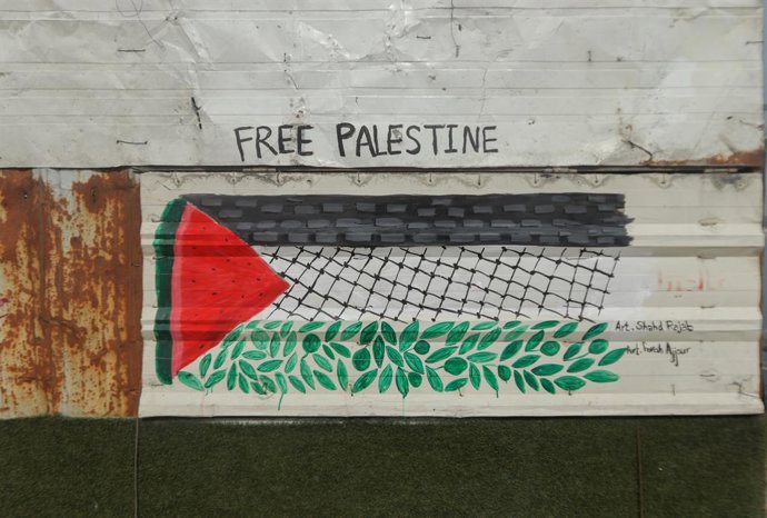 Archivo - February 8, 2026, Palestine, Gaza: (INT) Palestinian Flag Painted at Gaza Port Amid Displacement Camps. February 8, 2026 Ãâ"Gaza, Palestine: Artists Farah Ajjour and Shahd Rajab, both in their twenties, painted a mural of the Palestinian flag