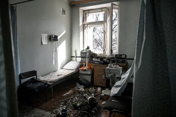 Archivo - Arquivo - 1º de fevereiro de 2026, Zaporizhzhia, Ucrânia: Um socorrista trabalha dentro de uma ala de maternidade após um ataque com drones russos ter danificado o centro médico em Zaporizhzhia, na Ucrânia, em 1º de fevereiro de 2026. Um incêndi