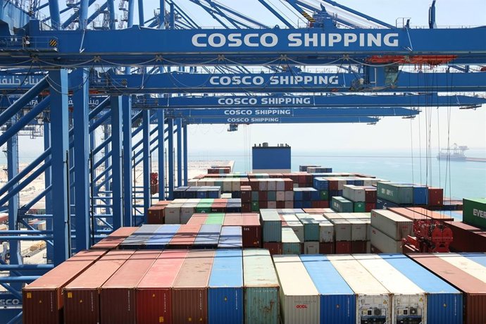 Archivo - ABU DHABI, May 25, 2019  Chinese container ship SOLAR is seen at CSP Abu Dhabi Terminal of Khalifa Port in Abu Dhabi, the United Arab Emirates, on May 25, 2019. SOLAR, a Chinese container ship with a capacity of 21,000 TEU (twenty-foot equivalen