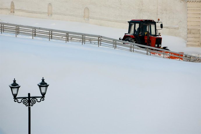 Archivo - Arquivo - RÚSSIA, YAROSLAVL - 27 DE JANEIRO DE 2026: Um limpa-neve trabalha em frente ao Kremlin de Yaroslavl
