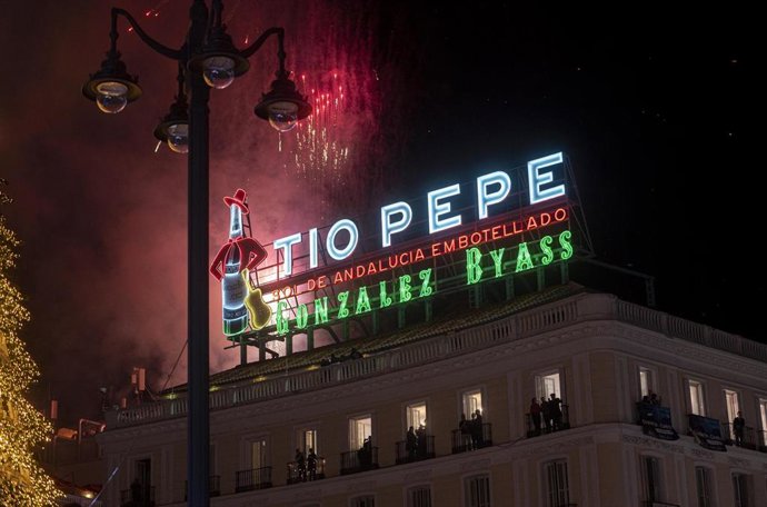 Archivo - Vistas del cartel 'Tío Pepe' durante el encendido de luces de navidad, en la Puerta del Sol