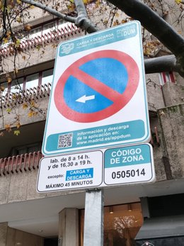 Archivo - Zona de carga y descarga para aparcar en la capital de Madrid