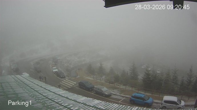 Así se encuentra el parking de Valdezcaray este sábado. Mucha niebla en las pistas.