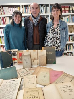 De izquierda a derecha: la jefa de la Sección de la Biblioteca de Navarra, María Luisa Garces; el expresidente y profesor universitario Juan-Cruz Alli; y la directora del Servicio de Bibliotecas, Clara  Flamarique.
