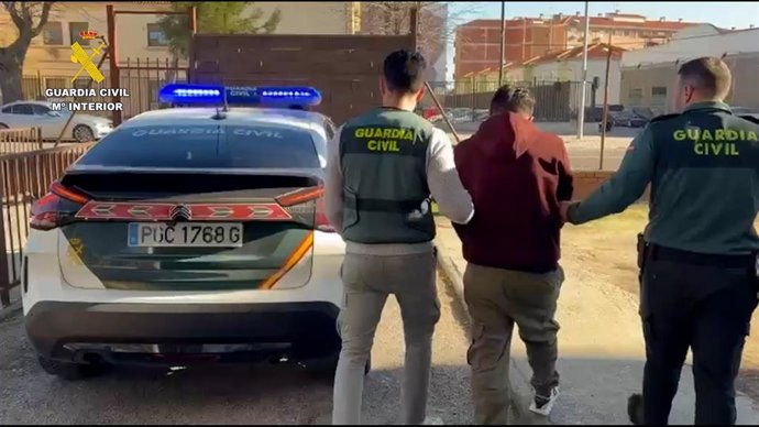 Efectivos de la Guardia Civil efectuando una detención en el marco de la operación 'Rhaven-ligatum'.