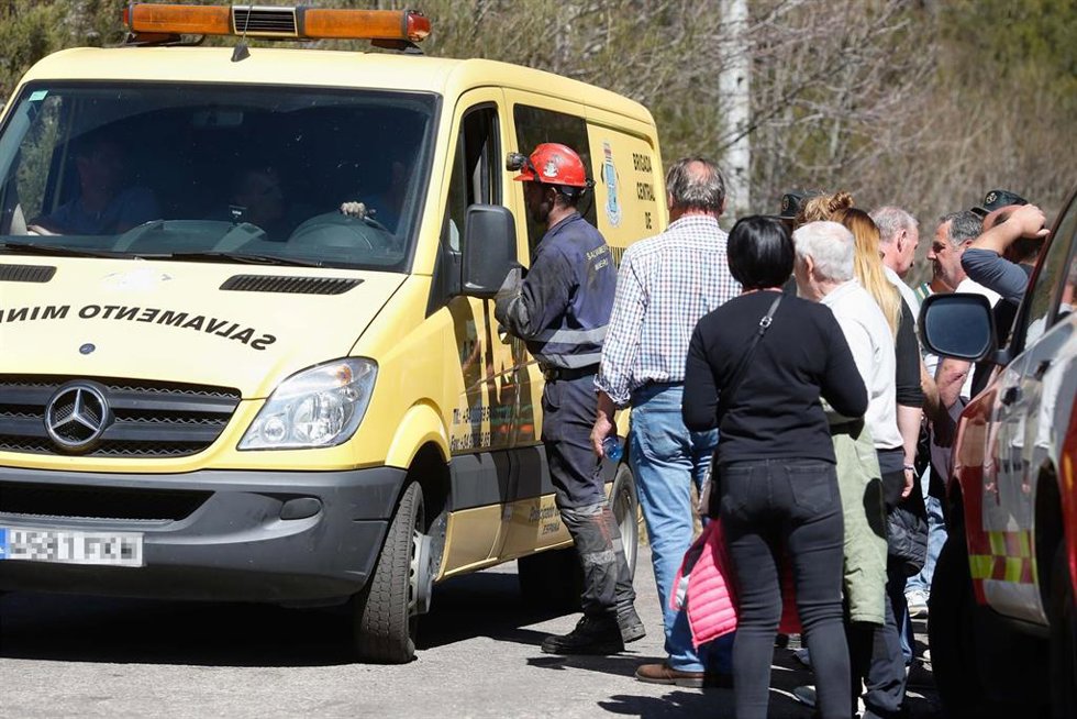 Archivo - Efectivos de emergencias durante las labores de búsqueda de las víctimas del accidente en la mina de Cerredo, a 31 de marzo de 2025