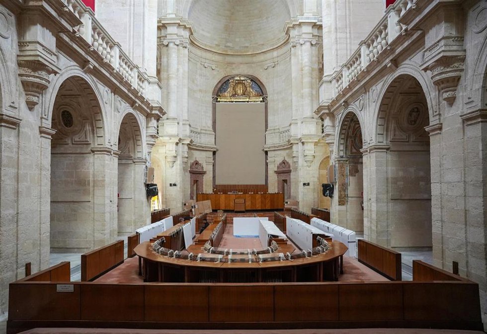 Estado actual del Salón de Plenos del Parlamento de Andalucía que se prepara para el inicio de las obras. A 27 de marzo de 2026, en Sevilla (Andalucía, España).