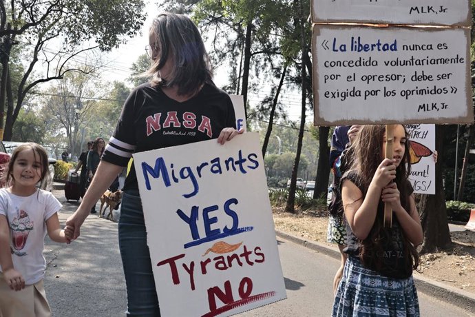 Archivo - Arquivo - 17 de janeiro de 2026, México, CMDX, México: Cidadãos americanos residentes na Cidade do México protestaram contra seu presidente, DONALD TRUMP, devido ao seu estilo de governo, às invasões de outros países e às políticas anti-imigraçã