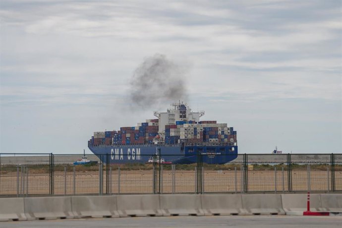 Archivo - Un barco con contenedores en el Puerto de Barcelona