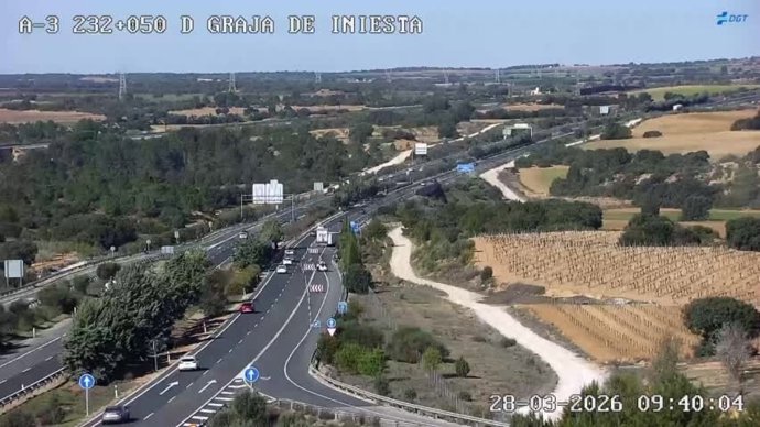 Accidente de un camión de paquetería en la A-3 en Graja de Iniesta (Cuenca)