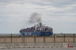 Archivo - Arxivo - Un vaixell amb contenidors en el Port de Barcelona
